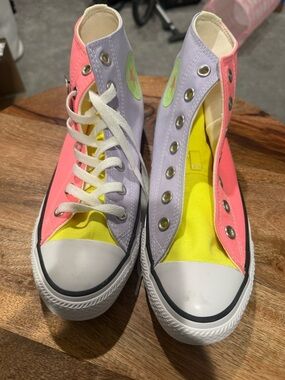Converse High Top Sneakers. Sz 9. NWT. NEON.